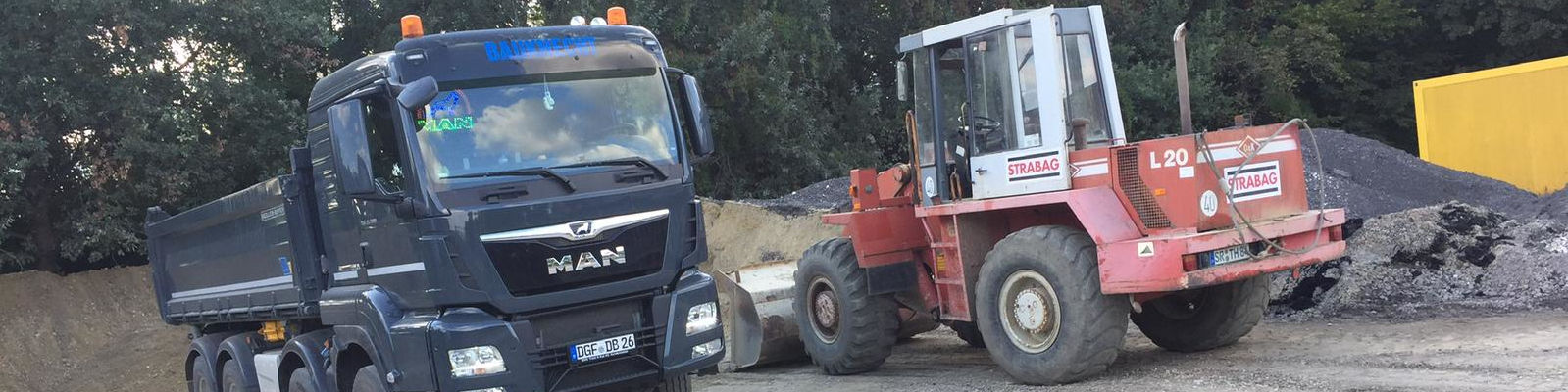 LKW neben einem Radlader